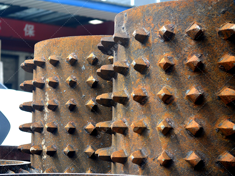 除了价格，选择双齿辊破碎机更应关注哪些长期效益指标？