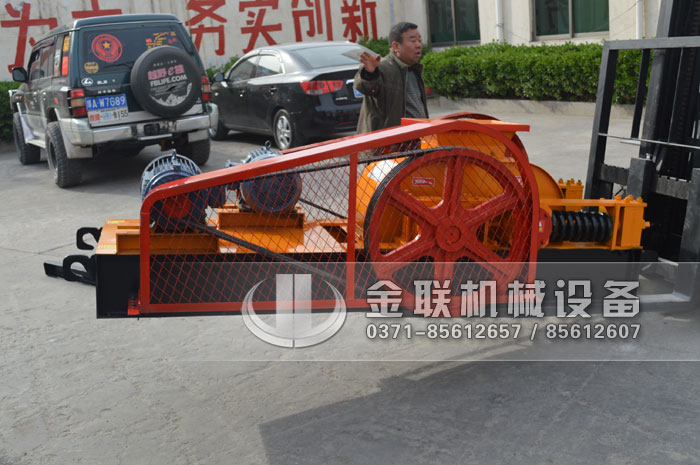 2PG小型对辊破碎机发货现场图片_发往江西抚州_破碎玻璃3