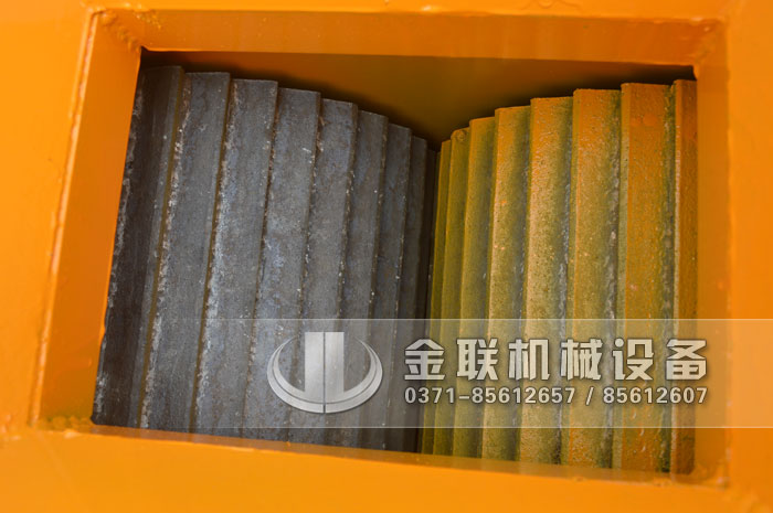 2PGC400*250小型双齿辊破碎机发货图片_发往浙江海宁_破碎矿石3