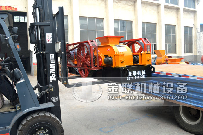 2PGC400*250小型双齿辊破碎机发货图片_发往浙江海宁_破碎矿石4