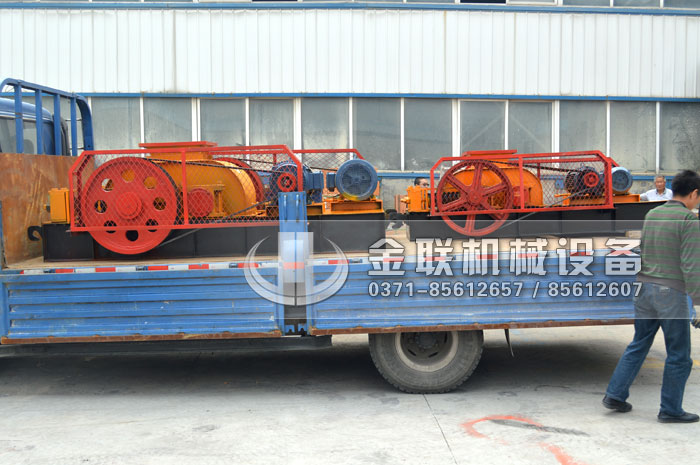 2PGC400*250小型双齿辊破碎机发货图片_发往浙江海宁_破碎矿石5
