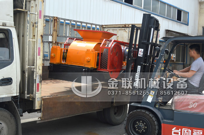 610X400对辊破碎机发货图片_发往甘肃兰州_破碎金矿石3