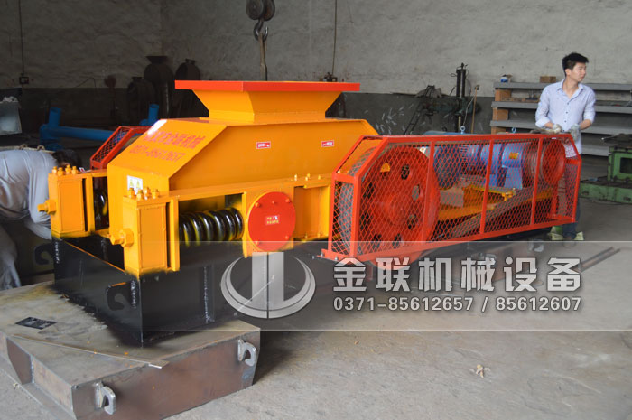 2PG800X600对辊破碎机发货图片_发往重庆_鹅卵石制砂1