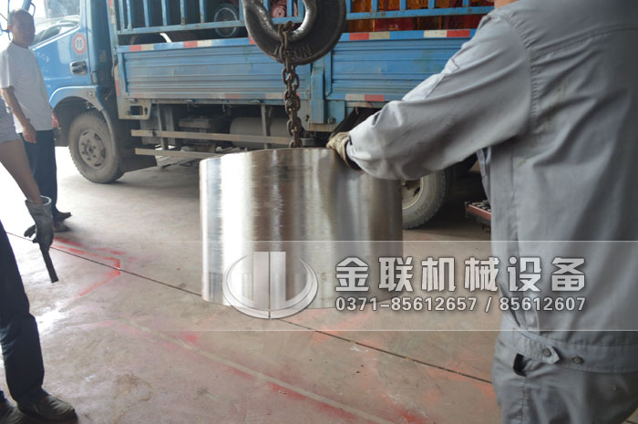 2PG800X600对辊破碎机发货图片_发往重庆_鹅卵石制砂6