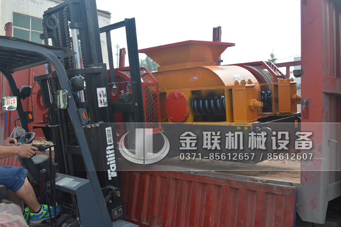 2PG610X400对辊破碎机发货图片_发往湖北十堰_破碎鹅卵石7