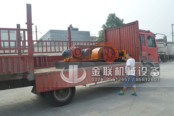 2PG610X400对辊破碎机发货图片_发往湖北十堰_破碎鹅卵石9