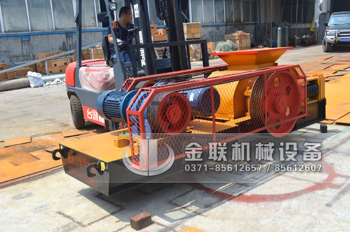 2PG610X400对辊破碎机发货图片_发往福建龙岩_鹅卵石制沙5