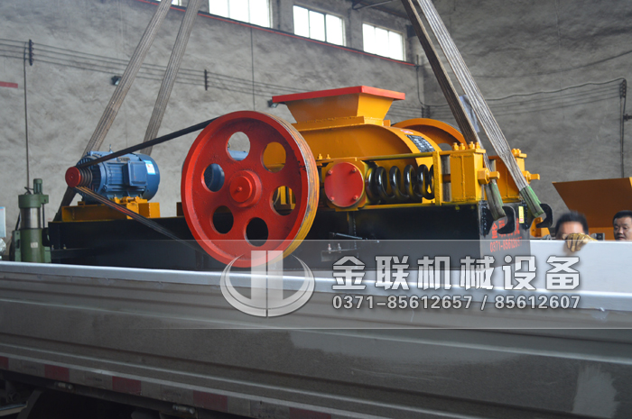 小型对辊机和双齿辊发货图片_发往河南登封_破碎保温陶瓷2
