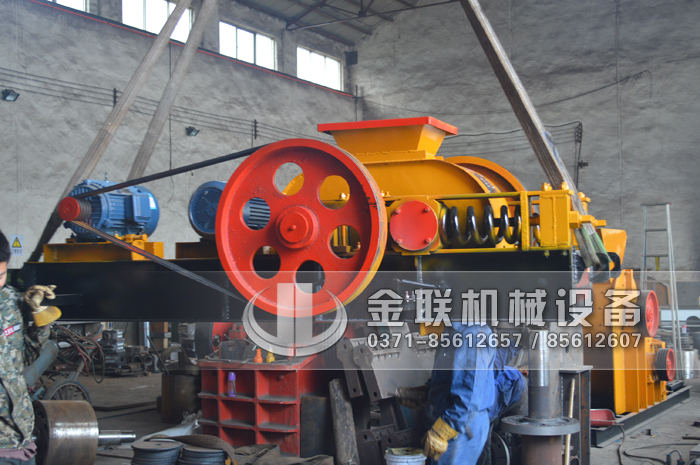 小型对辊机和双齿辊发货图片_发往河南登封_破碎保温陶瓷3