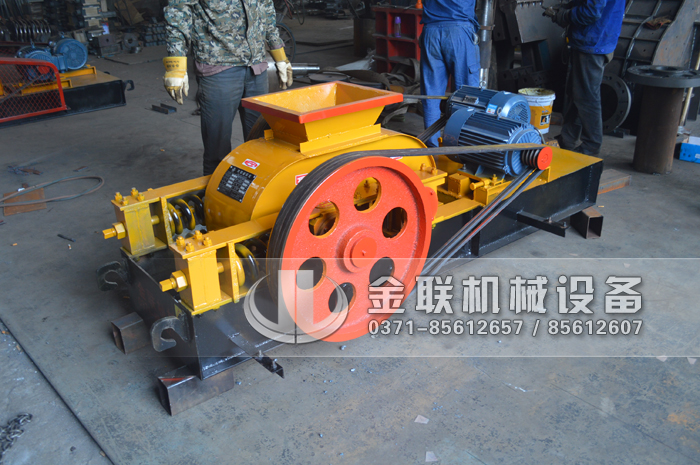 小型对辊机和双齿辊发货图片_发往河南登封_破碎保温陶瓷1