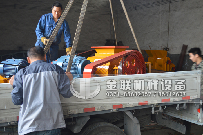 小型对辊机和双齿辊发货图片_发往河南登封_破碎保温陶瓷6