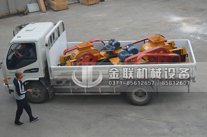 小型对辊机和双齿辊发货图片_发往河南登封_破碎保温陶瓷8
