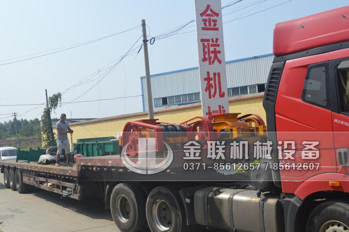 两台小型对辊破碎机和直线筛发货图片_发往江苏南通_处理硅石9