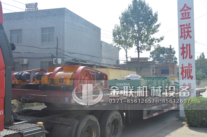 两台小型对辊破碎机和直线筛发货图片_发往江苏南通_处理硅石10