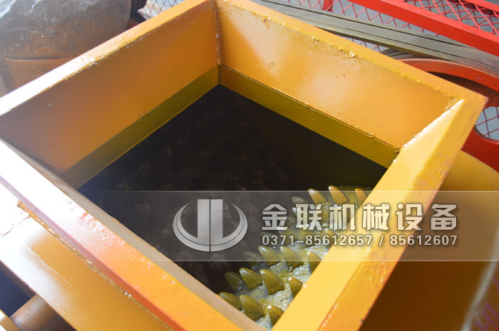2PGC小型双齿辊破碎机发货图片_发往湖南娄底_破碎冰块3
