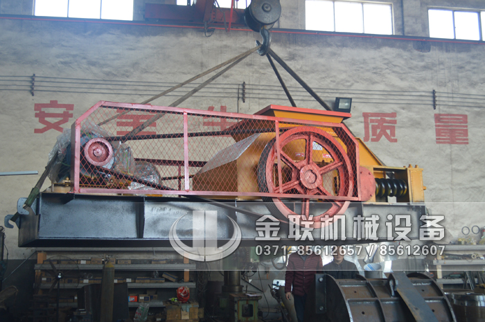 2PGC0809大型双齿辊破碎机发货图片_发往山东济宁_破碎石头2