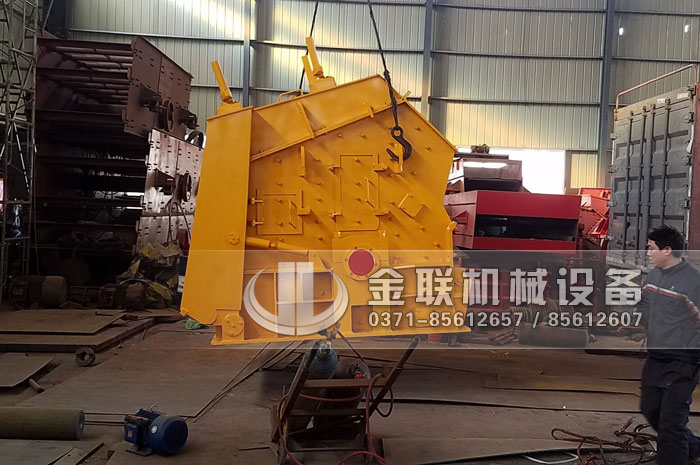 石料生产线设备发往重庆_1214反击式破碎机_1548圆振动筛33