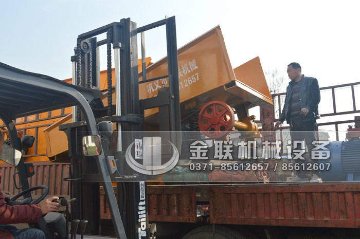 石料生产线设备发往重庆_1214反击式破碎机_1548圆振动筛77