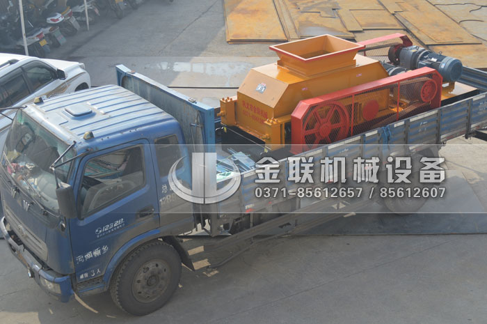2PG1000X700皮带对辊破碎机发货图片_发往湖北恩施_鹅卵石制砂9