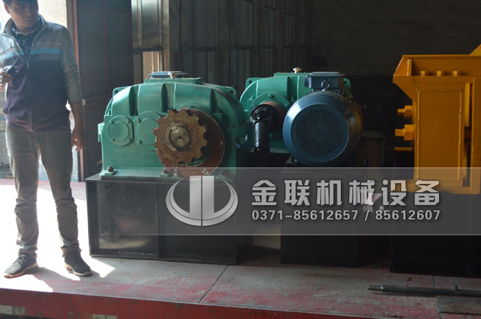2PG1500X800大型对辊破碎机发货图片_发往陕西汉中_破碎石英砂3