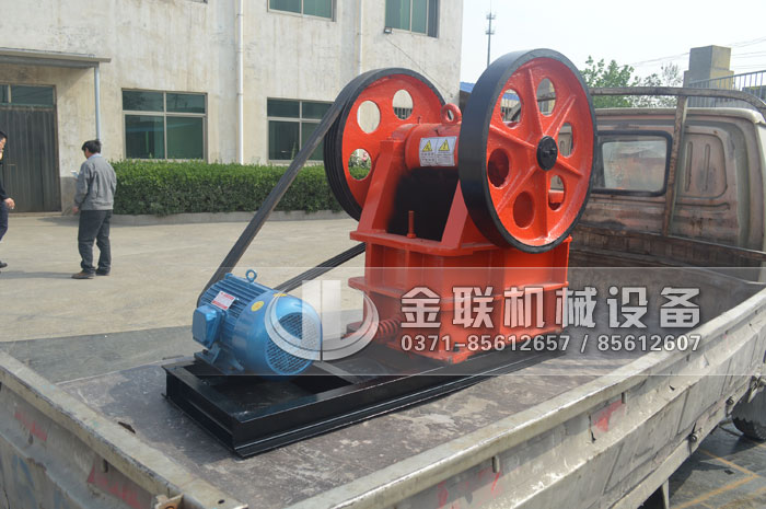 小型颚式破碎机发货图片_发往重庆_破碎矿石3