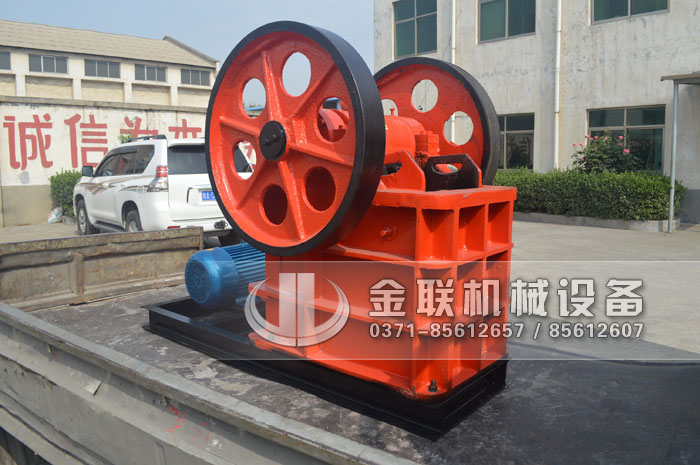 小型颚式破碎机发货图片_发往重庆_破碎矿石4